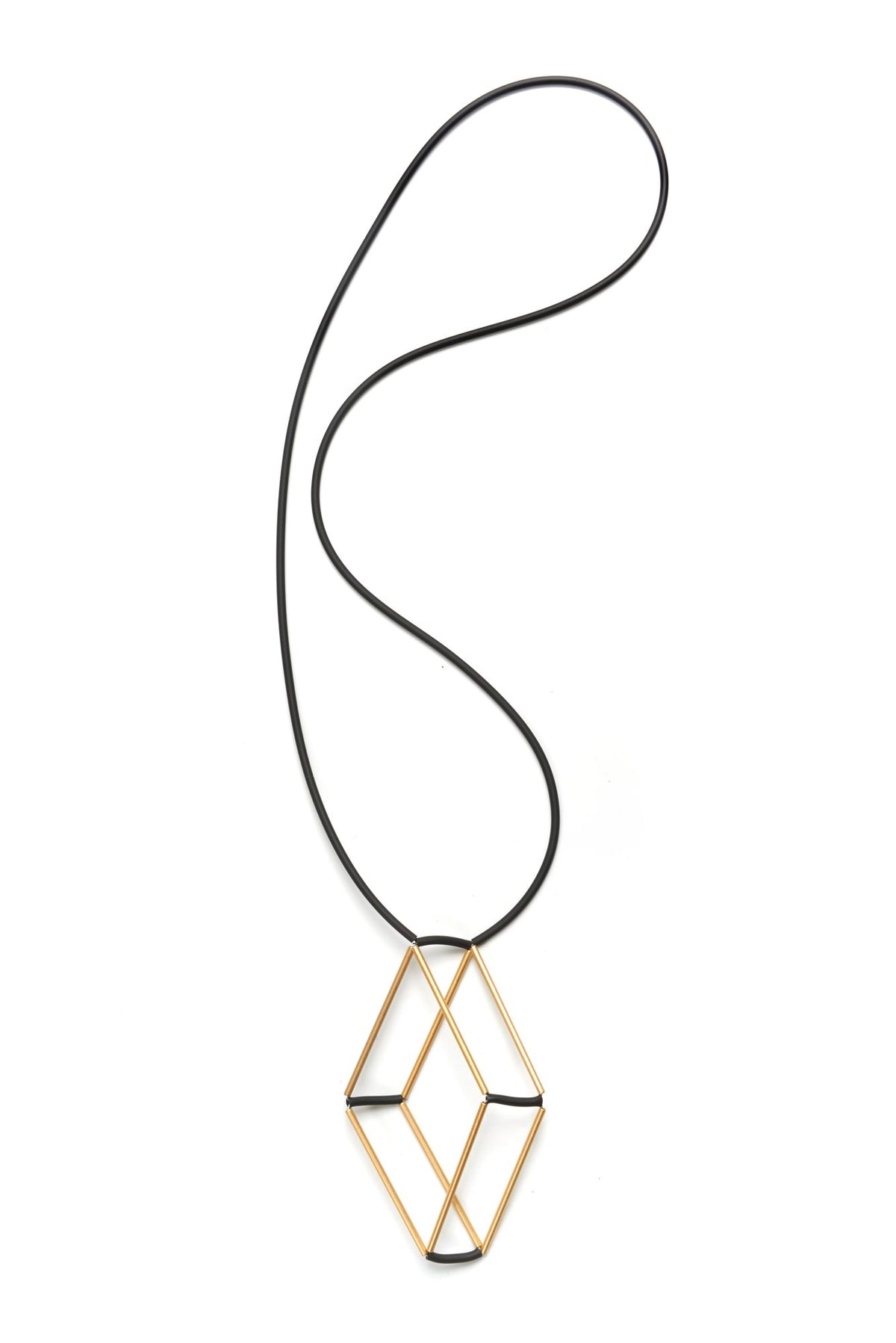Collana Teorema Oro in ottone dorato e caucciù, variante nero, su fondo bianco
