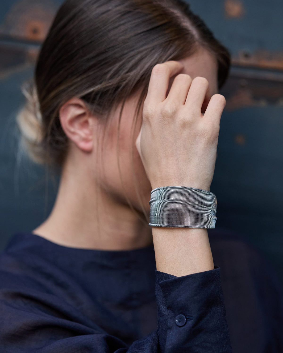 Donna con il Bracciale Text