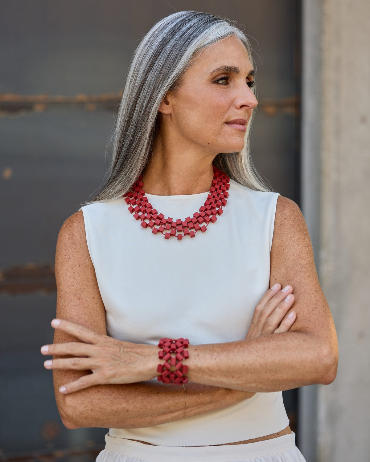 Donna con la Collana Torre