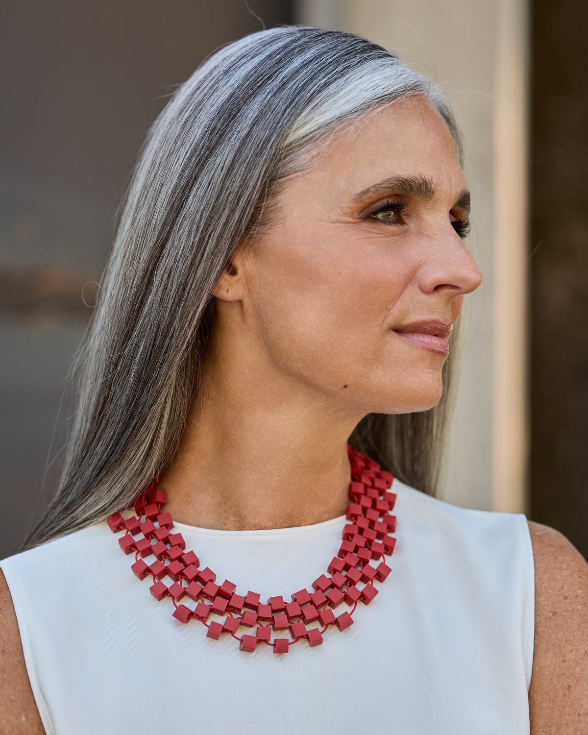 Donna con la Collana Torre