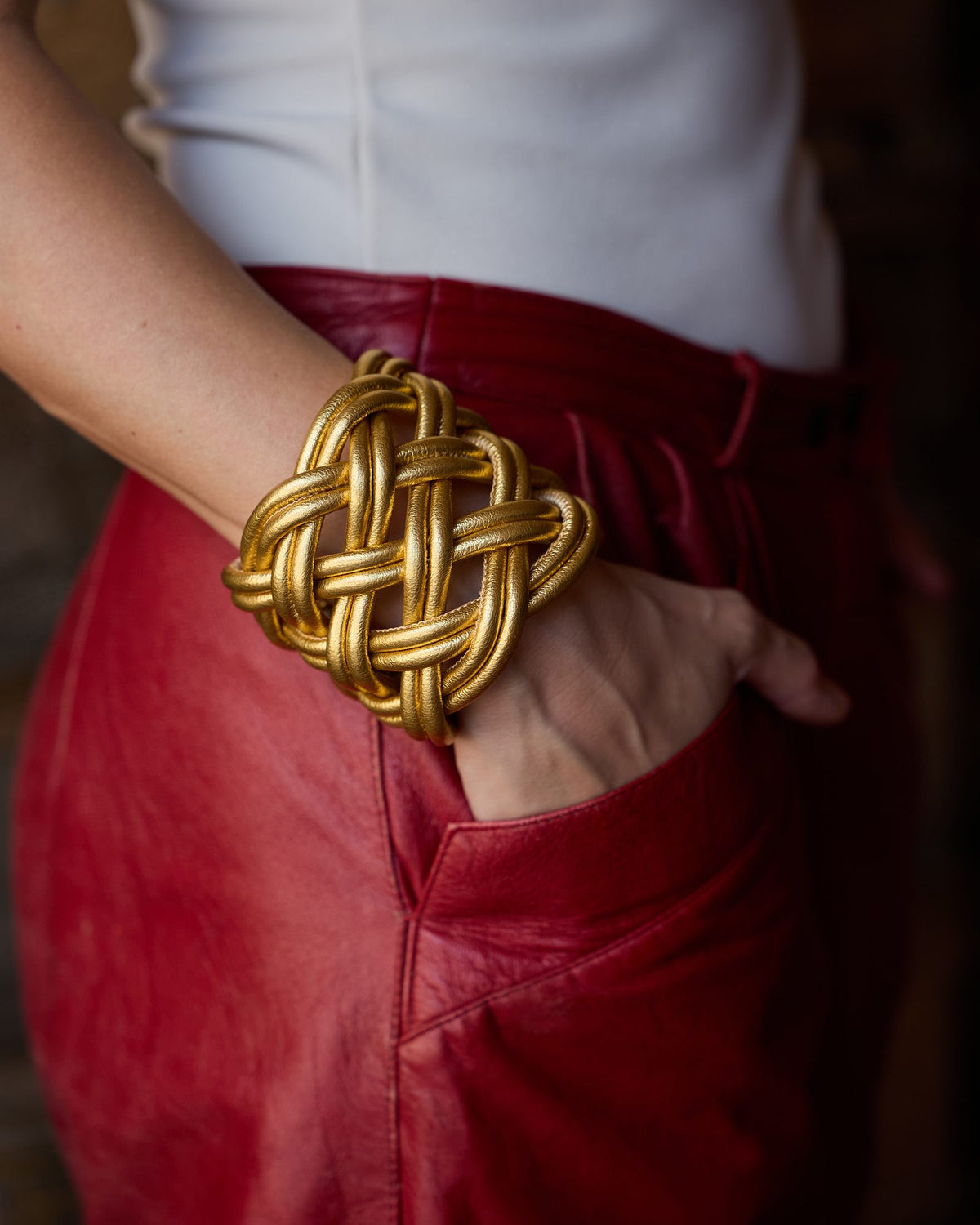 Donna con il Bracciale Turbante Pelle