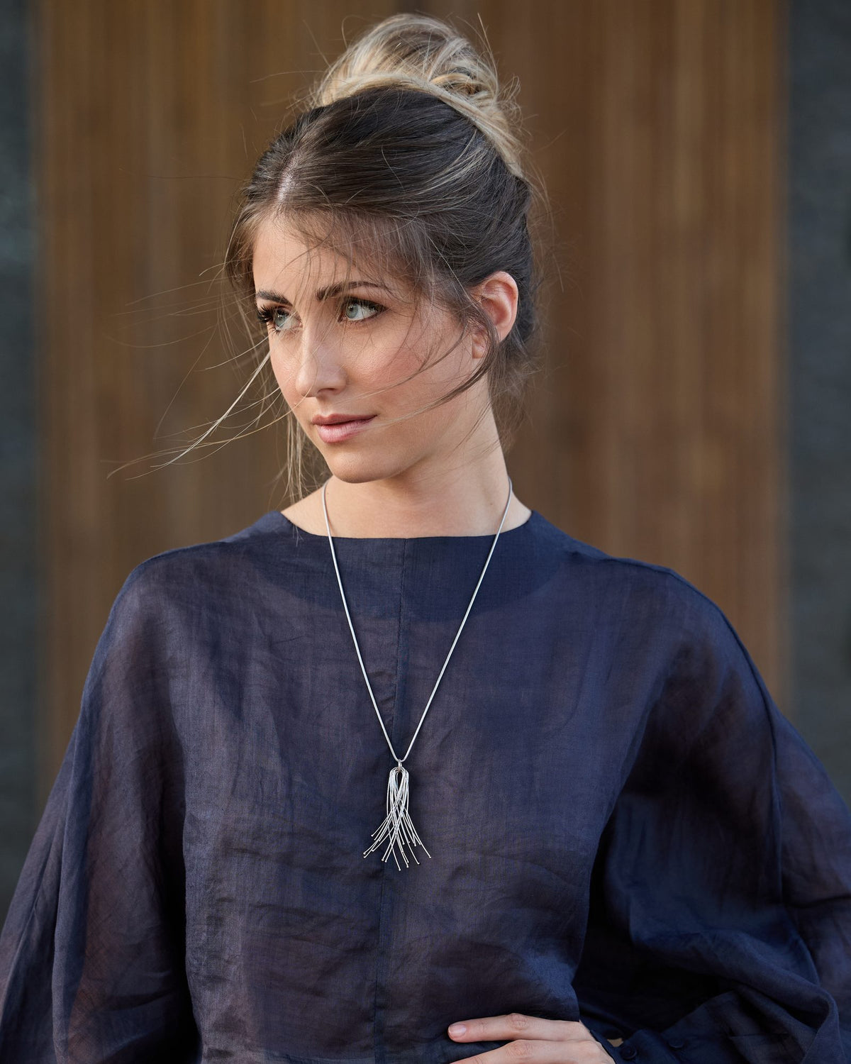 Collana Vento Lunga Rodio in argento 925, indossata