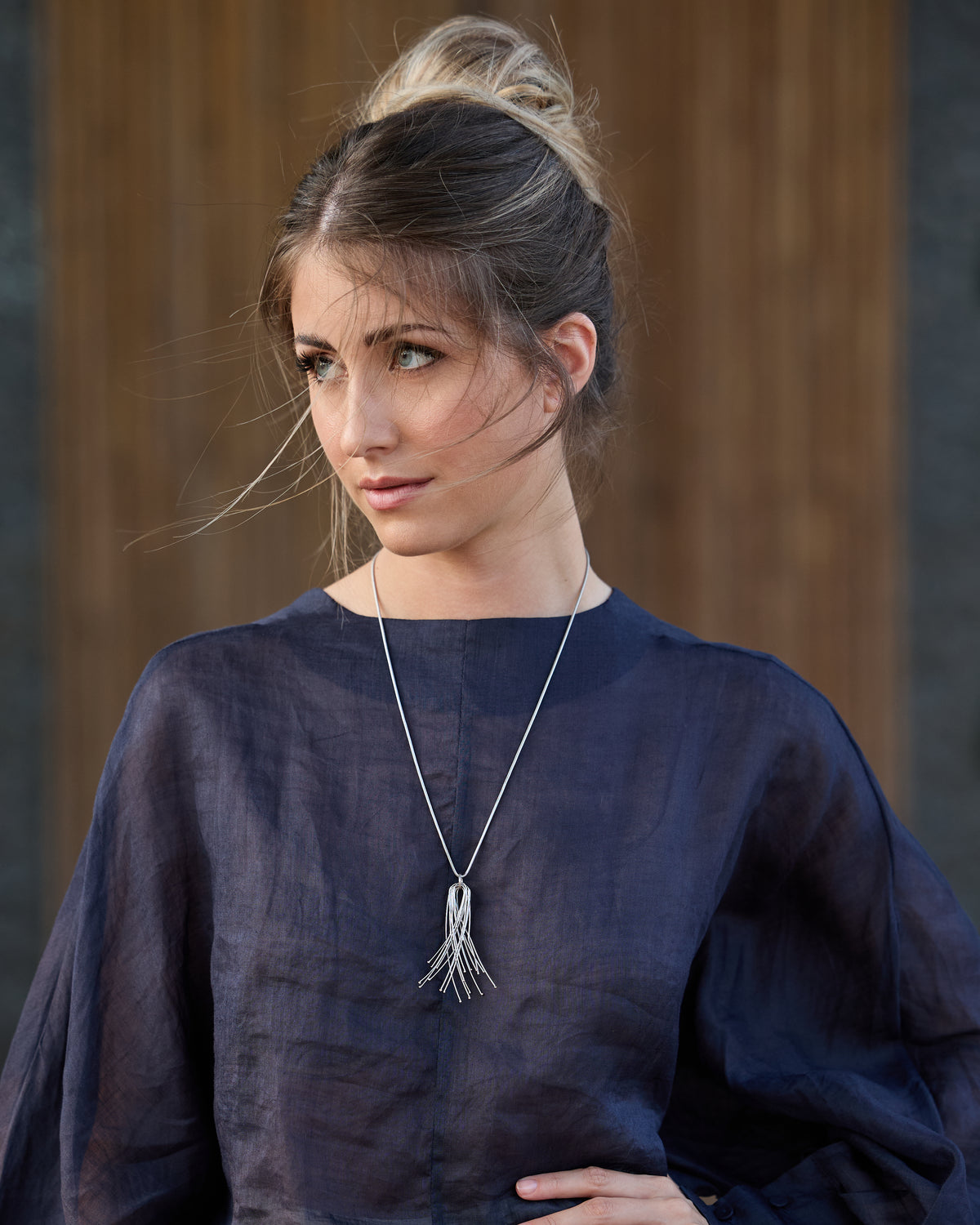 Donna con la Collana Vento Corta Rodio