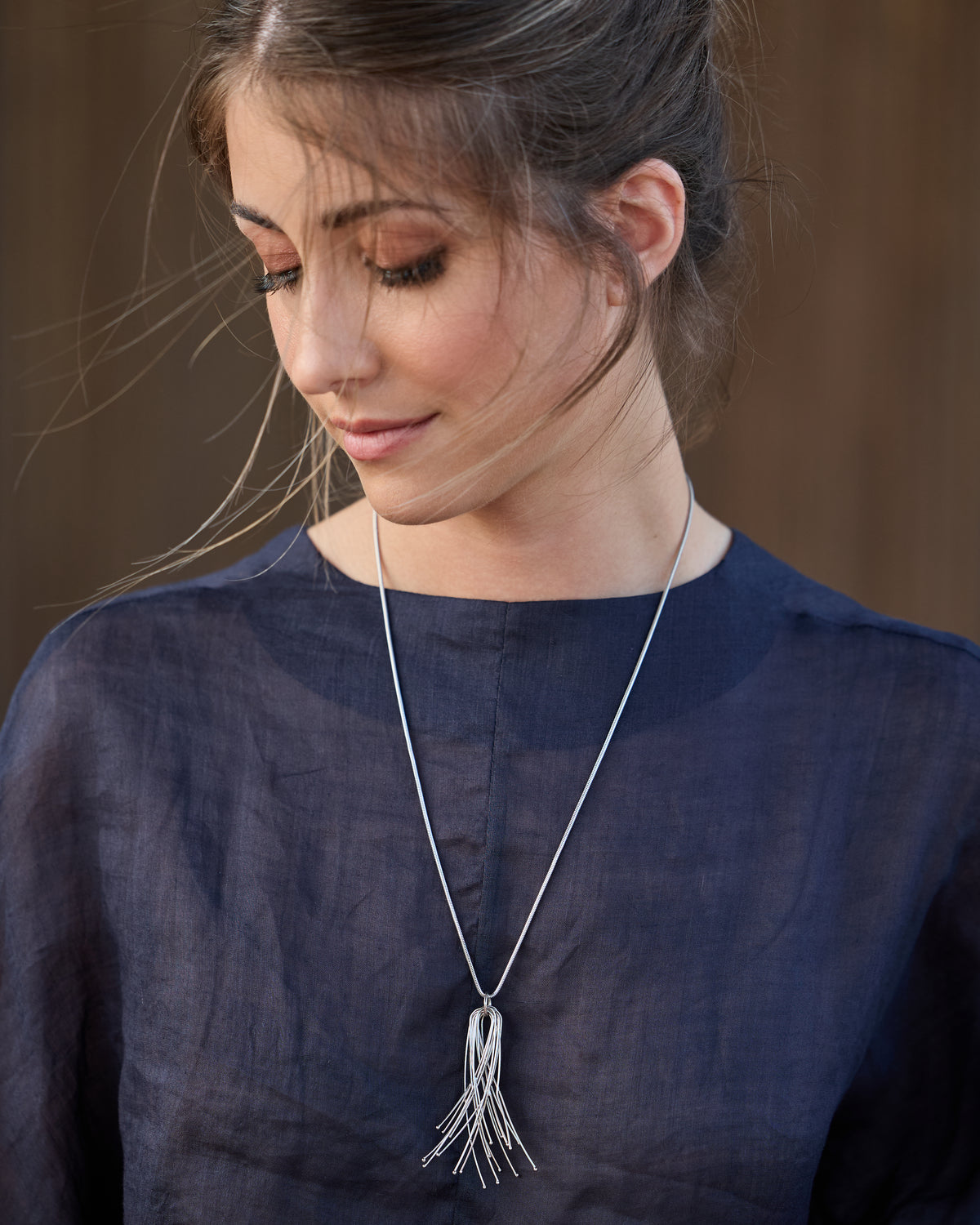 Donna con la Collana Vento Corta Rodio