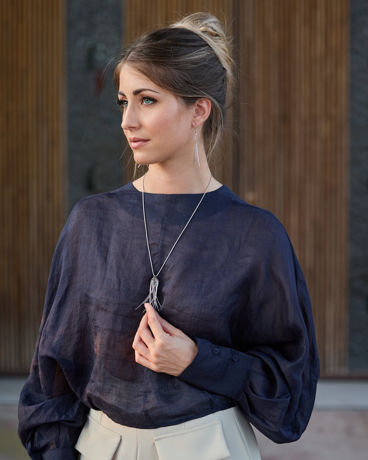 Donna con la Collana Vento Corta Rodio