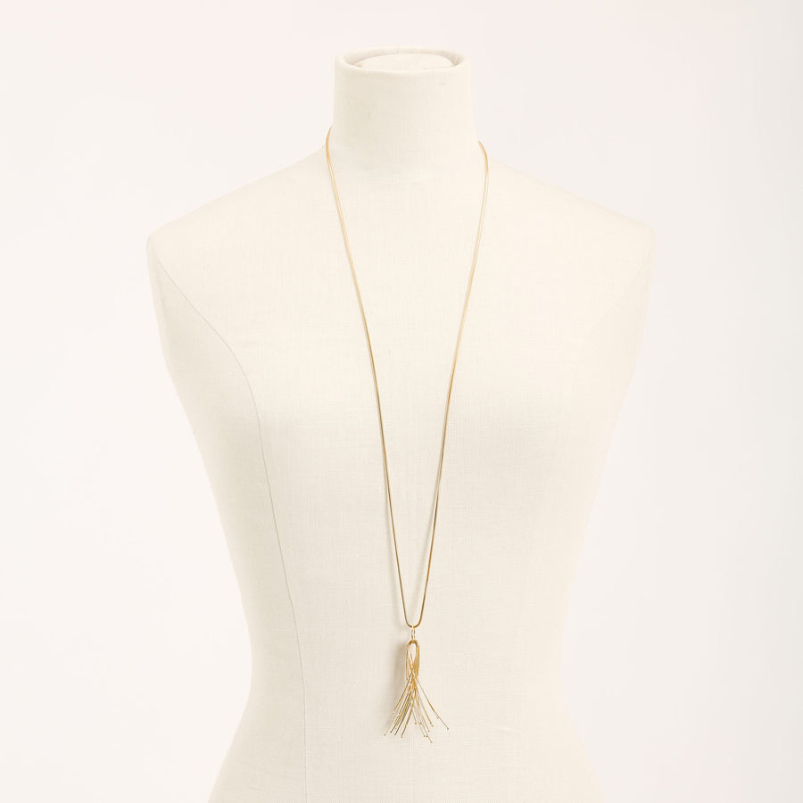 Collana Vento Lunga Oro in argento 925, su fondo chiaro