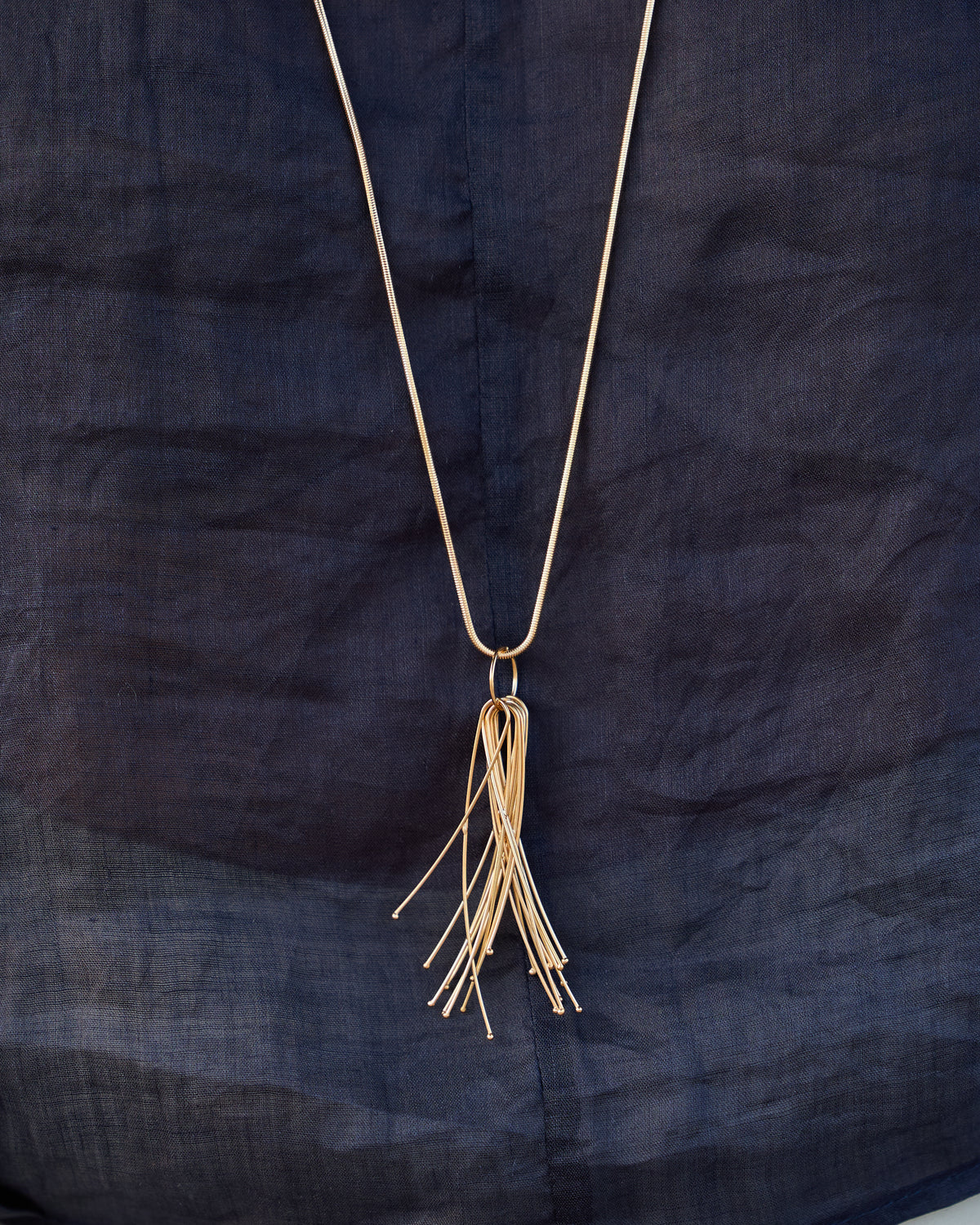 Donna con la Collana Vento Corta Oro