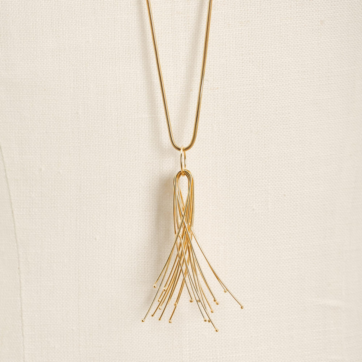 Collana Vento Lunga Oro in argento 925, dettaglio ravvicinato su fondo chiaro