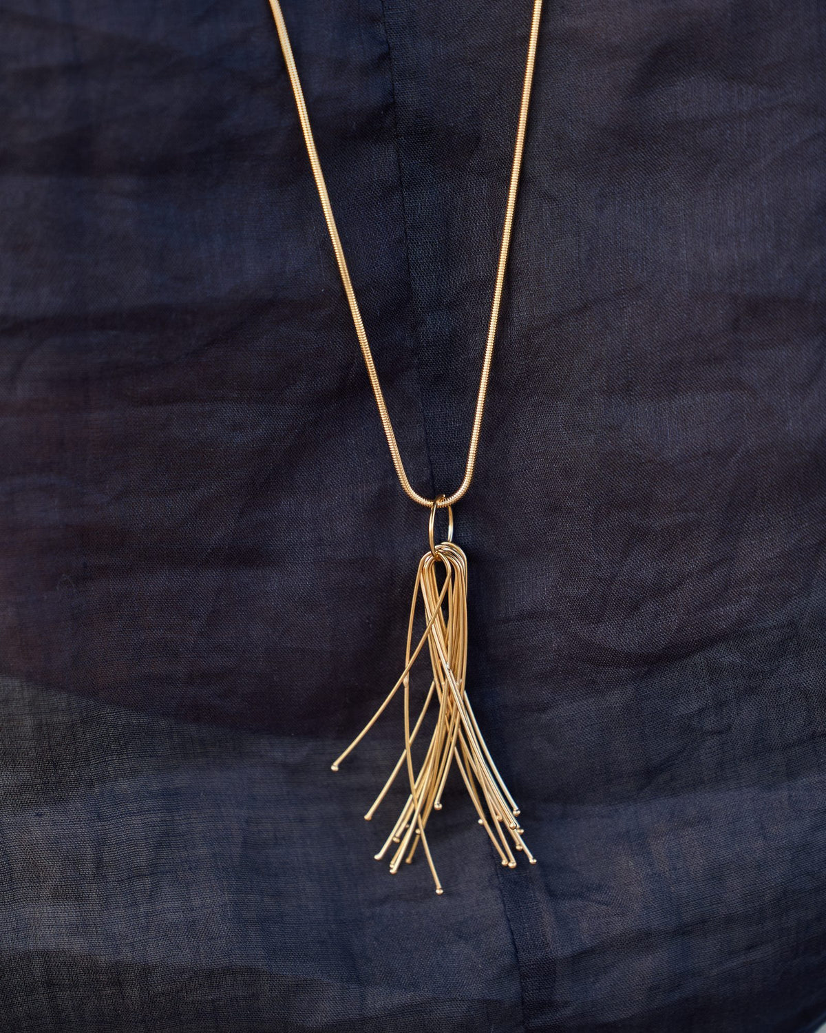 Collana Vento Lunga Oro in argento 925, indossata