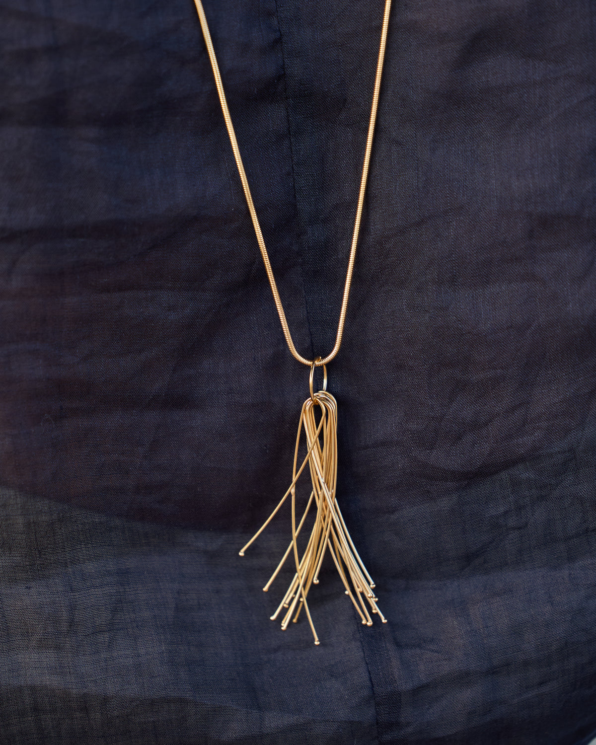 Donna con la Collana Vento Corta Oro