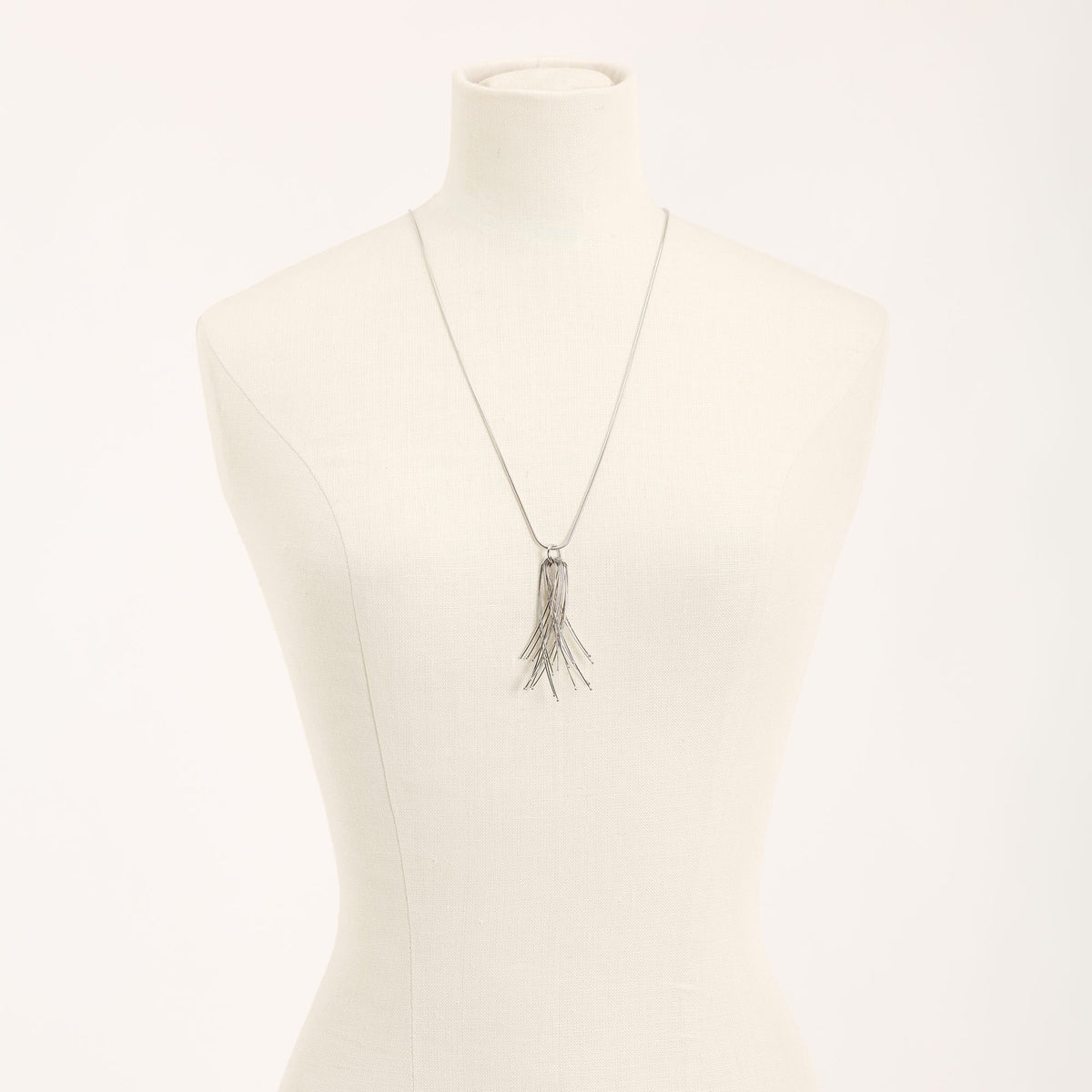 Collana Vento Corta Rodio in argento 925, su fondo chiaro