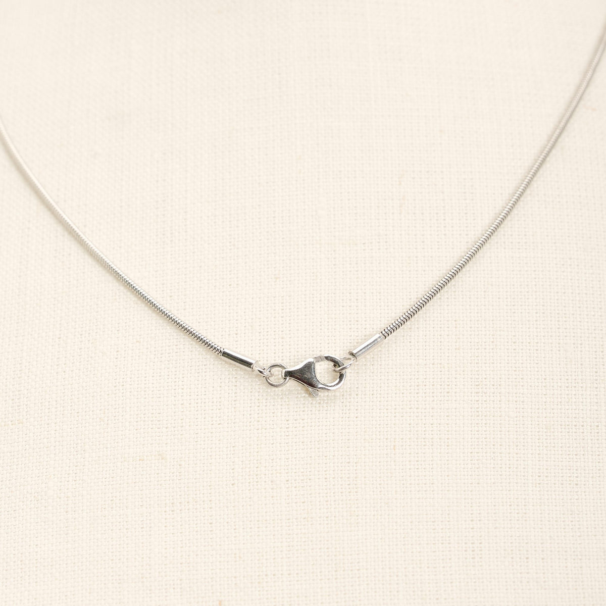 Collana Vento Corta Rodio in argento 925, su fondo chiaro