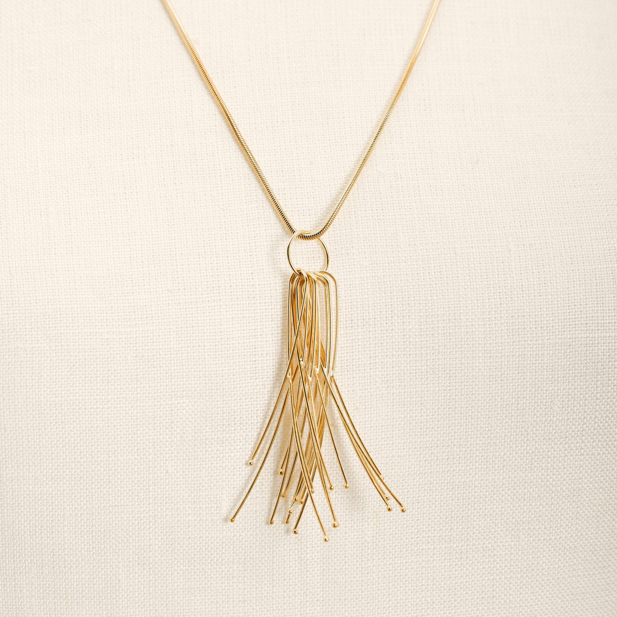 Collana Vento Corta Oro in argento 925, dettaglio ravvicinato su fondo chiaro