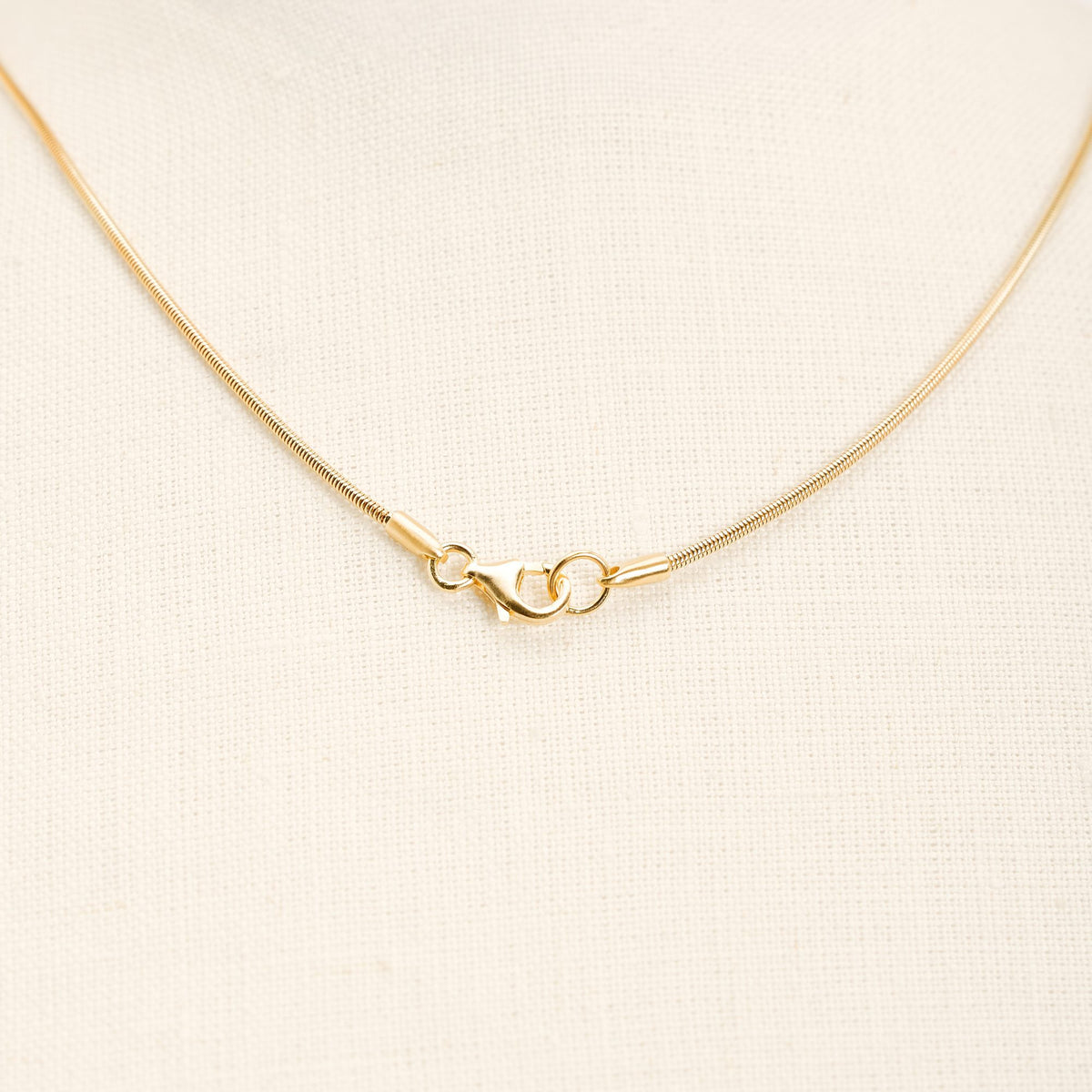 Collana Vento Corta Oro in argento 925, su fondo chiaro