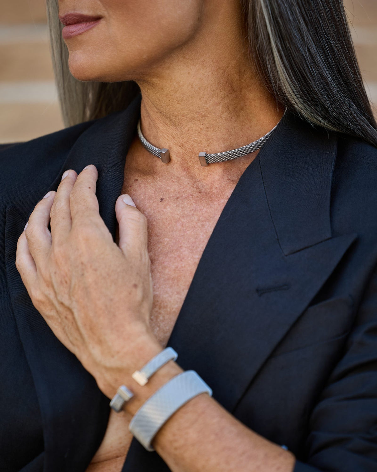 Donna con la Collana Vis