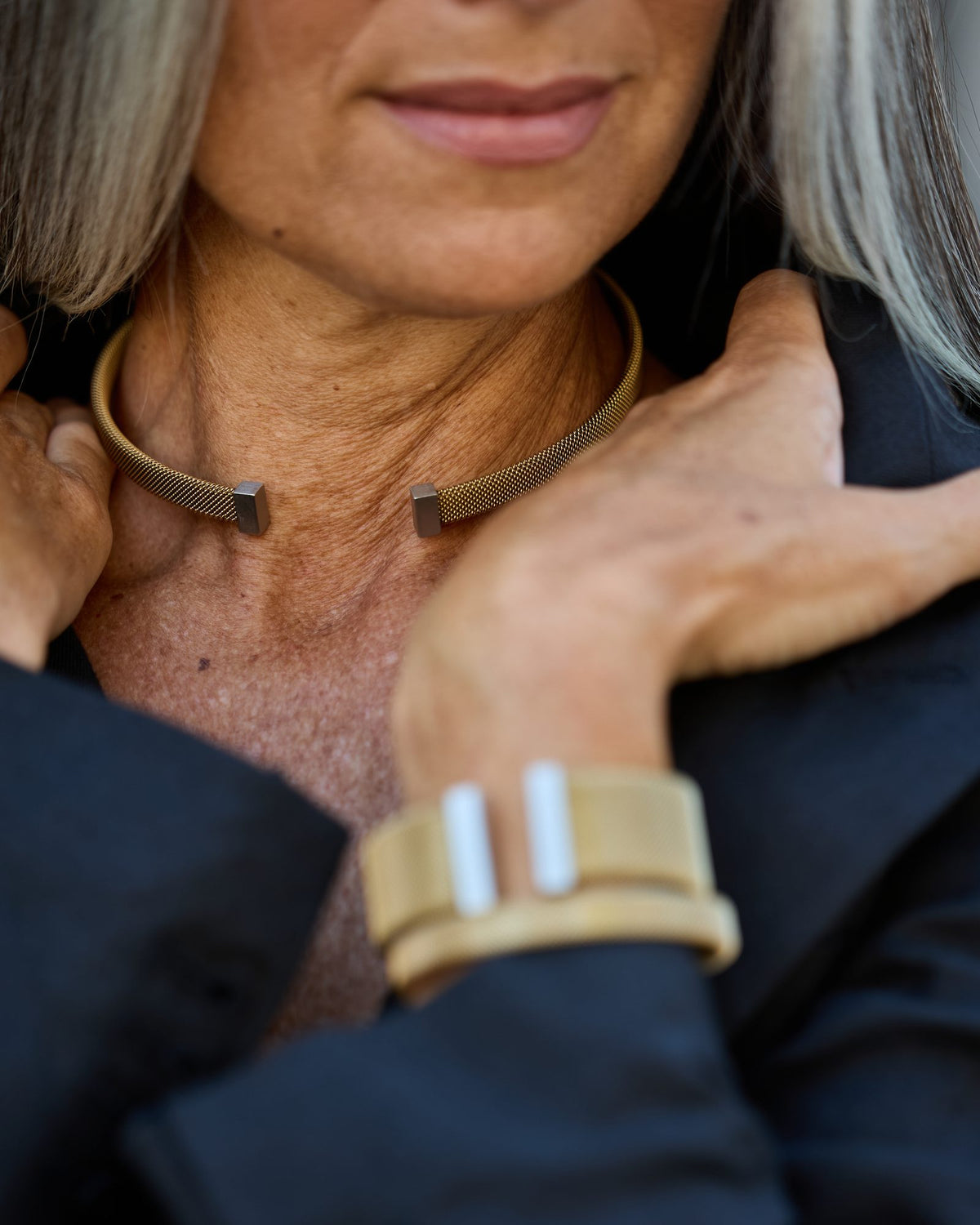 Donna con la Collana Vis
