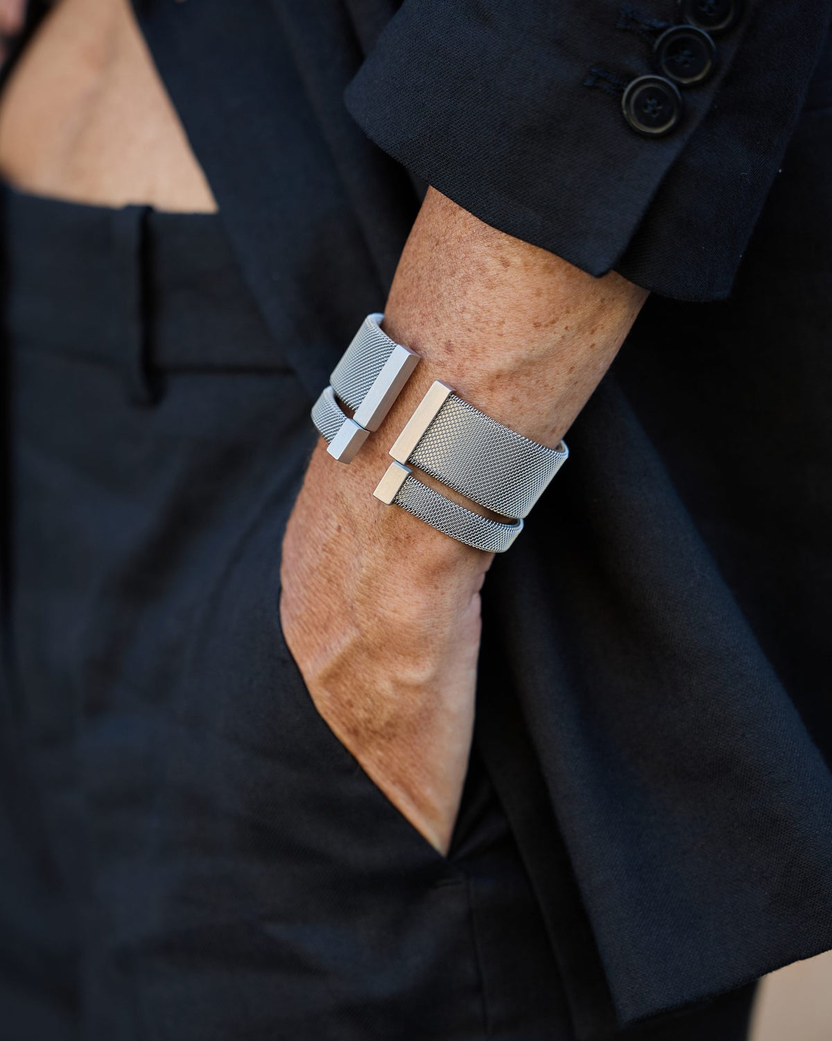Donna con il Bracciale Vis+