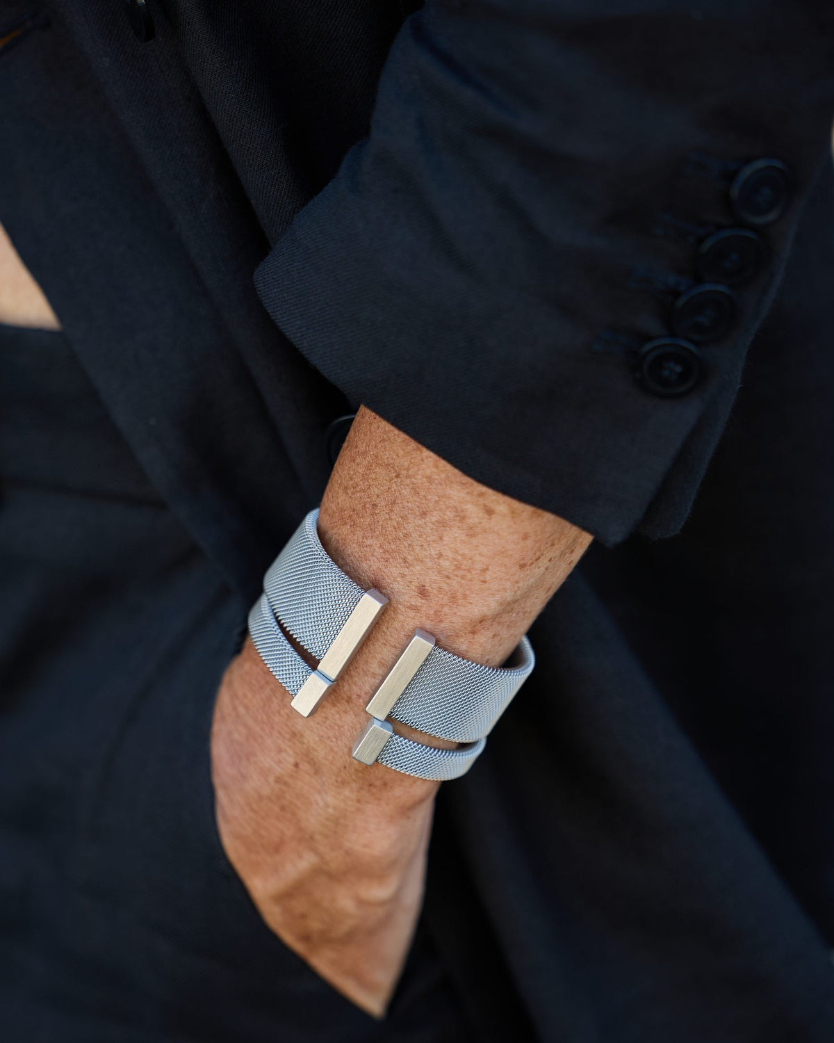 Donna con il Bracciale Vis+