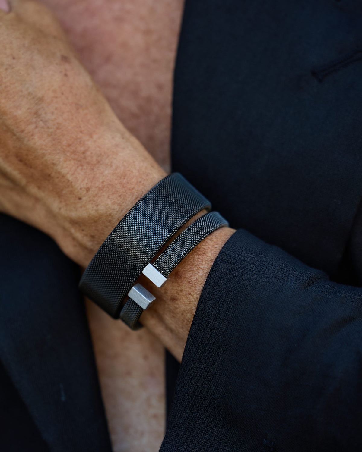Donna con il Bracciale Vis+