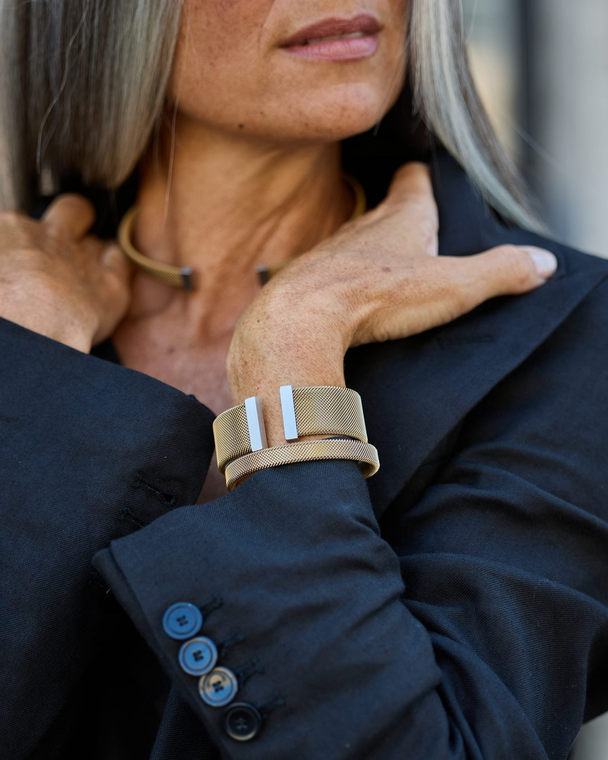 Donna con il Bracciale Vis+