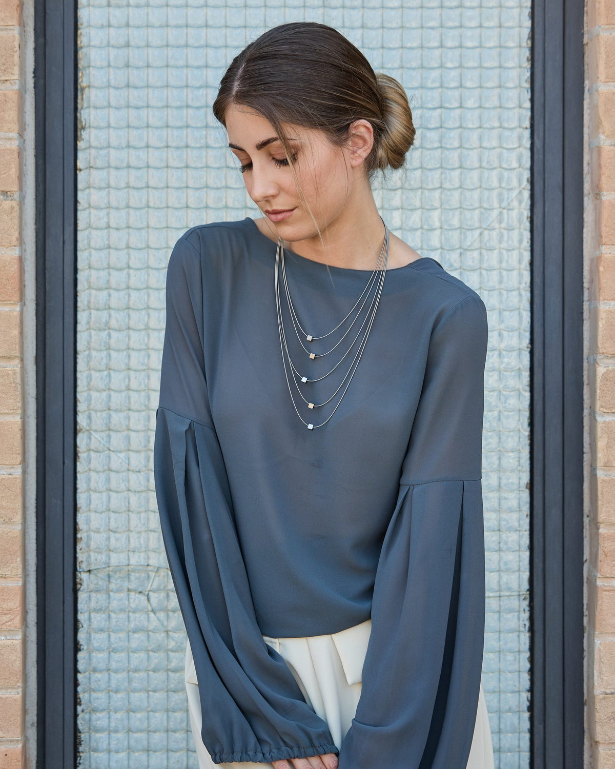 Collana Wave Corta in acciaio, indossata