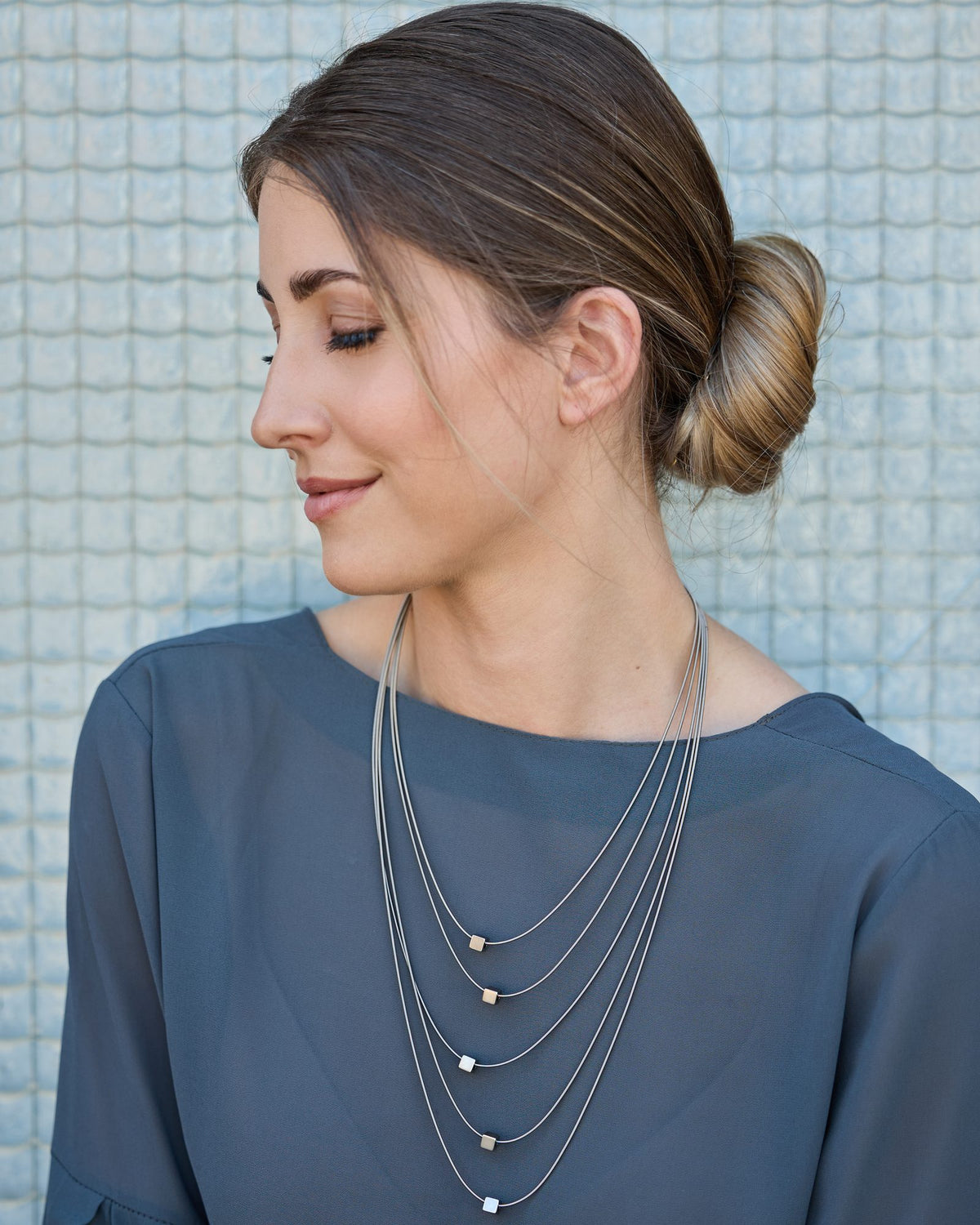 Wave Short necklace in steel, worn