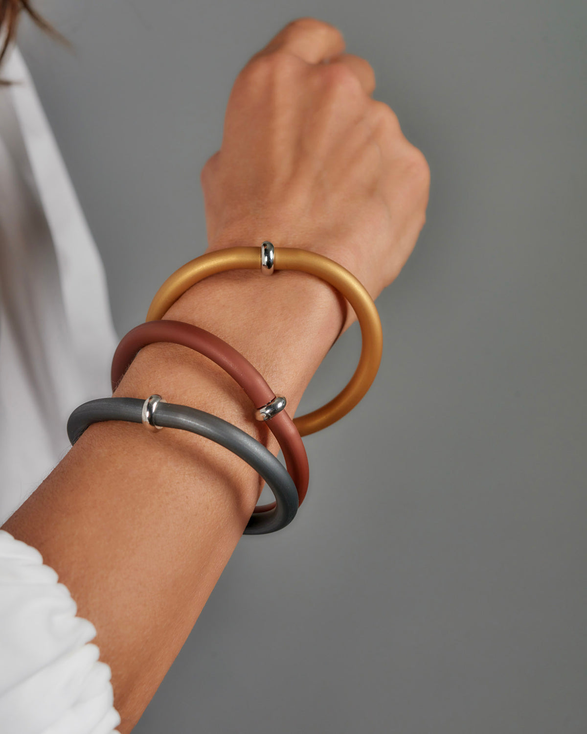 Donna con il Bracciale Zoe Rubber