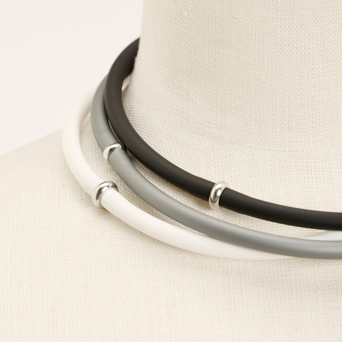 Collana Zoe Rubber, bianco, argento e nero
