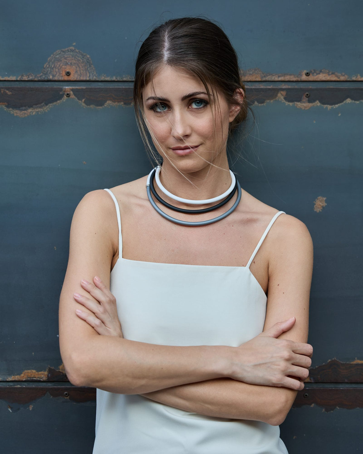 Donna con la Collana Zoe Rubber