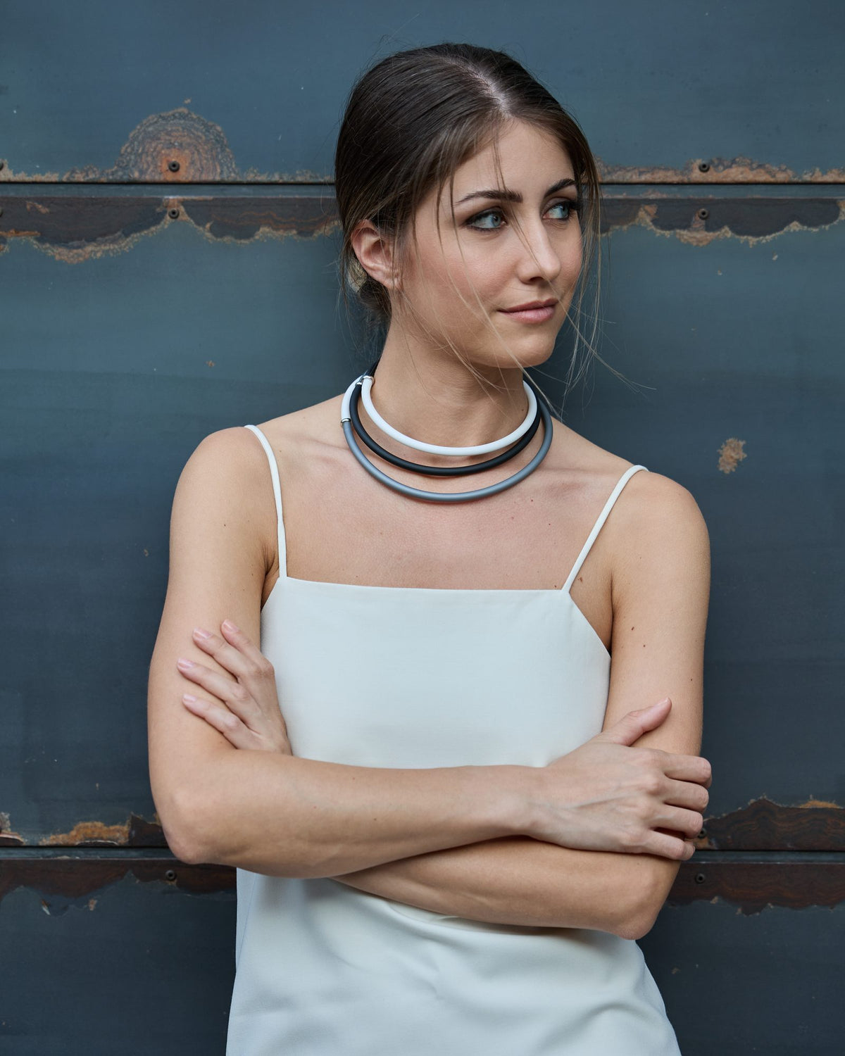 Donna con la Collana Zoe Rubber