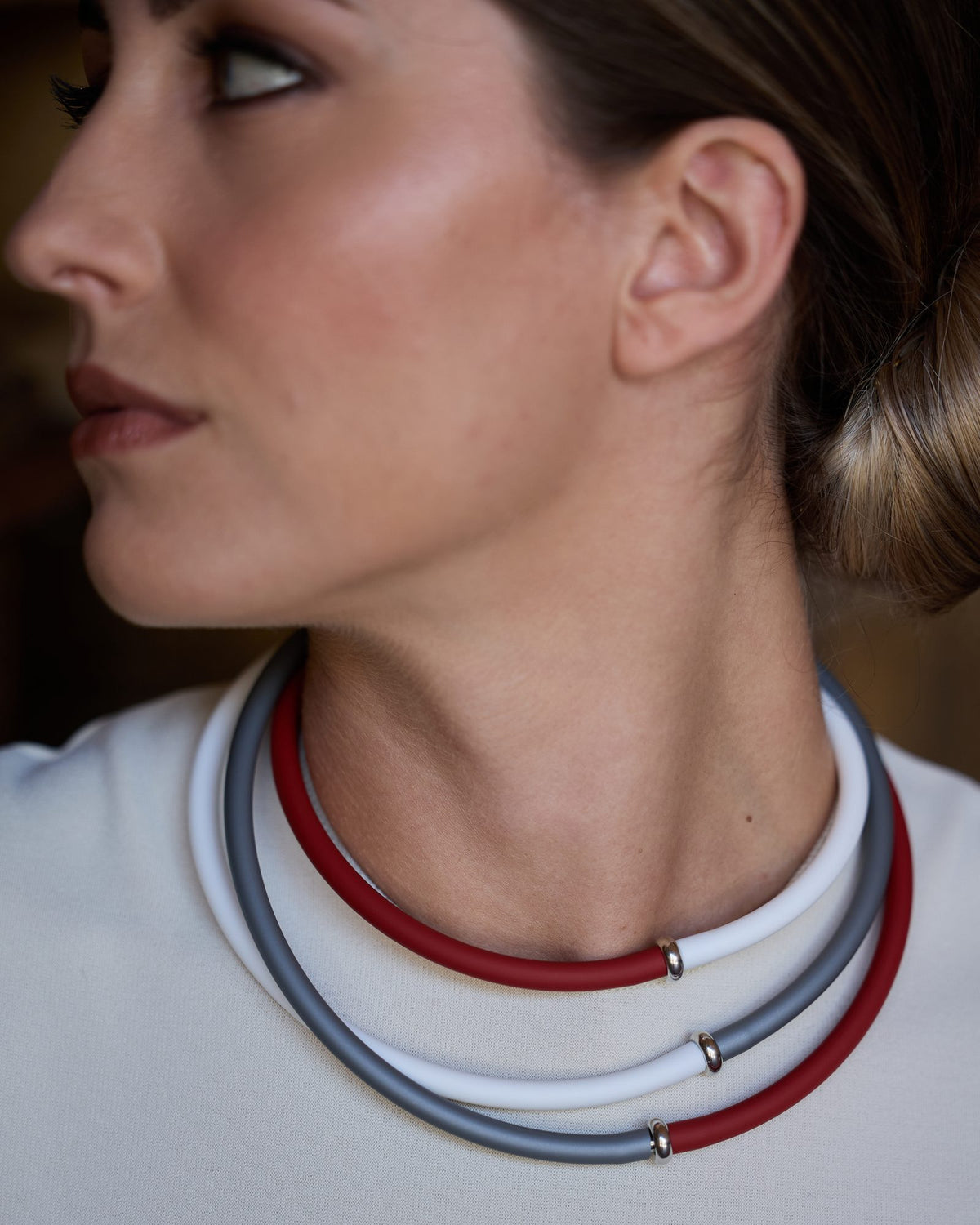 Donna con la Collana Zoe Rubber