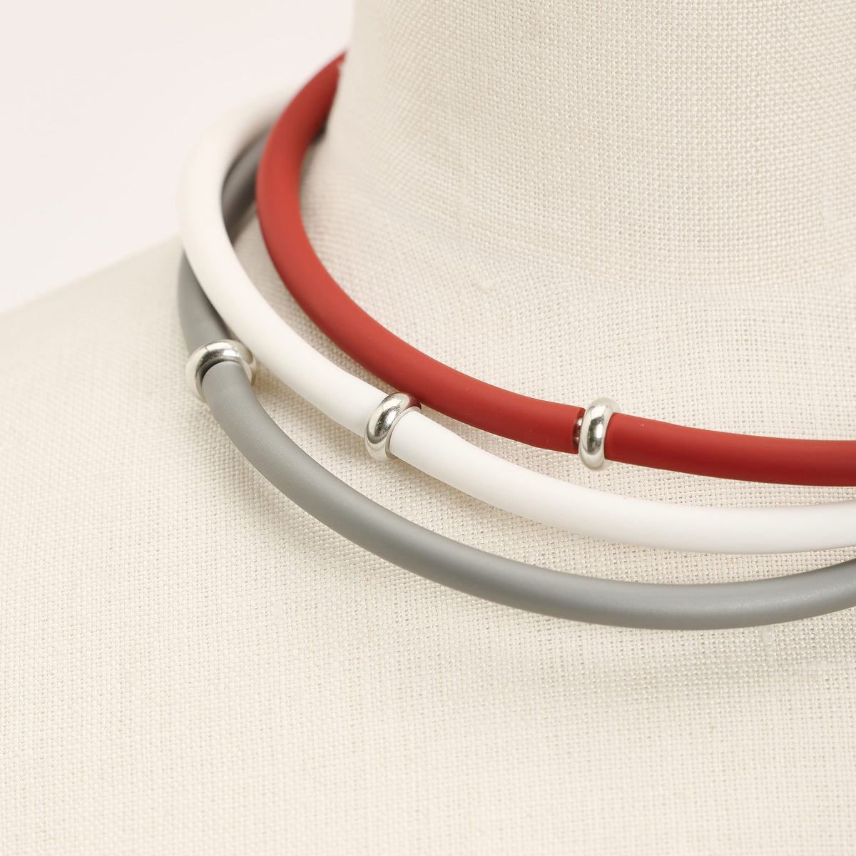 Collana Zoe Rubber, rosso pastello, bianco e argento