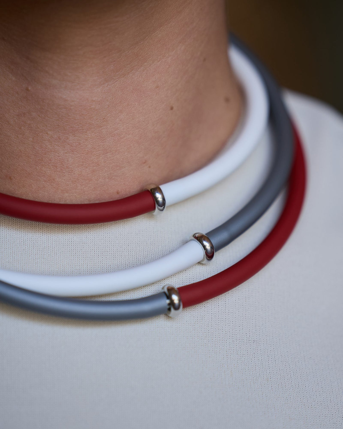 Donna con la Collana Zoe Rubber