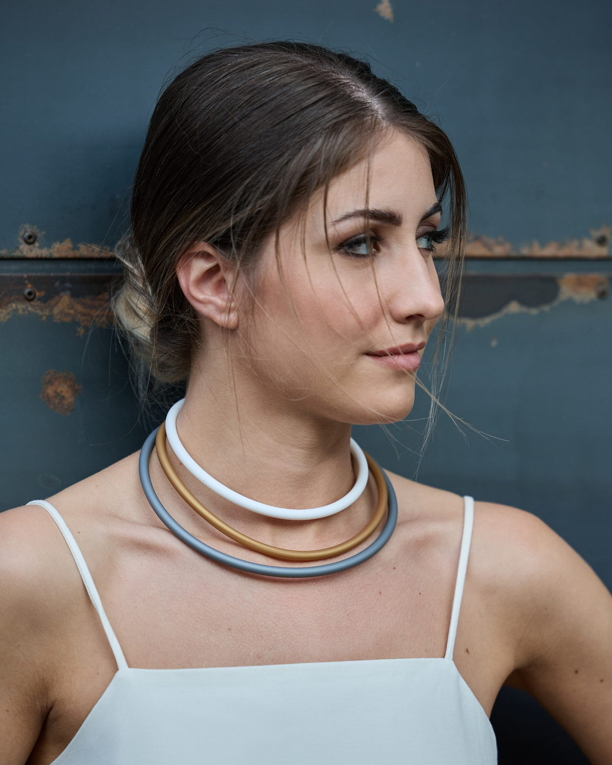 Donna con la Collana Zoe Rubber