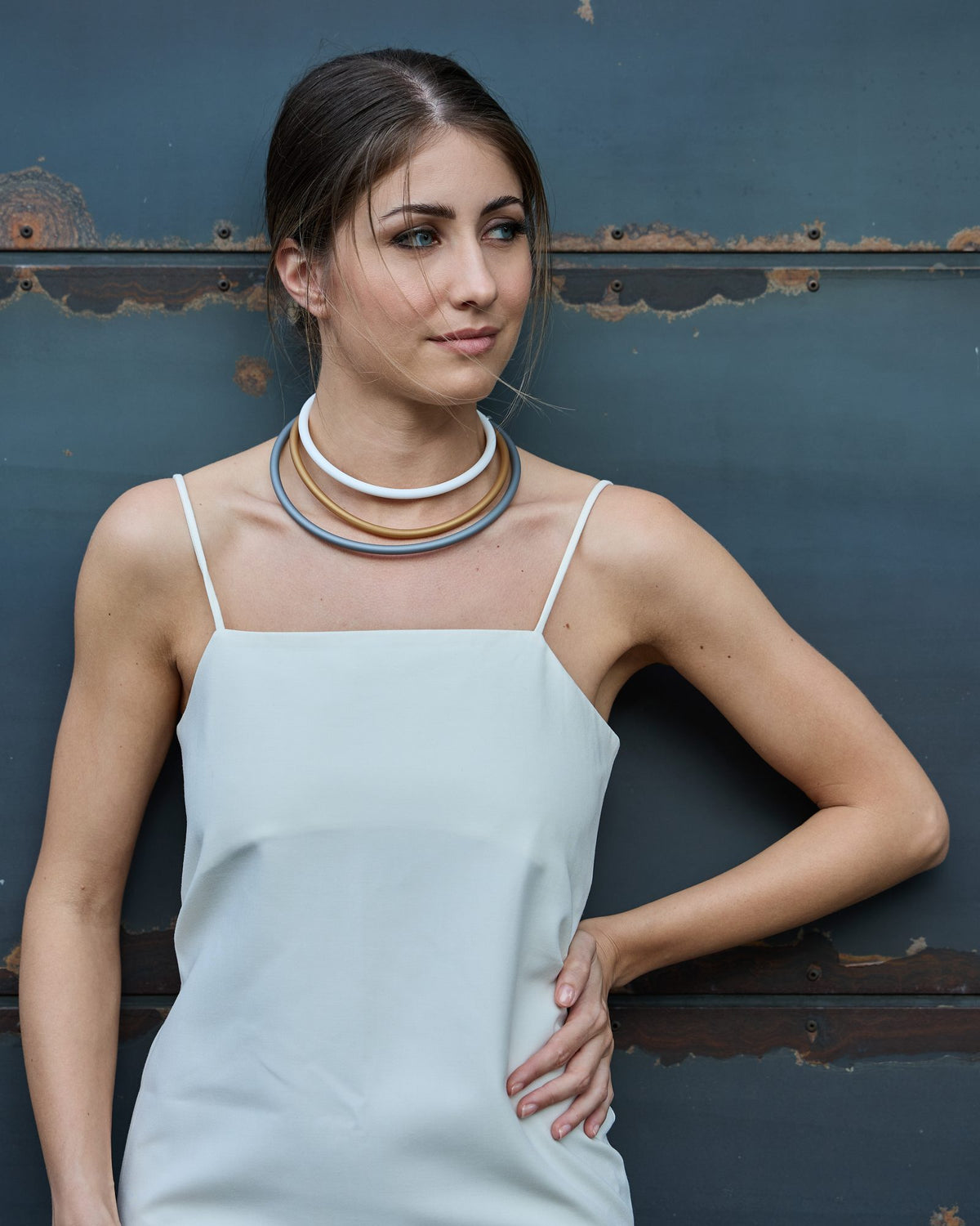 Donna con la Collana Zoe Rubber