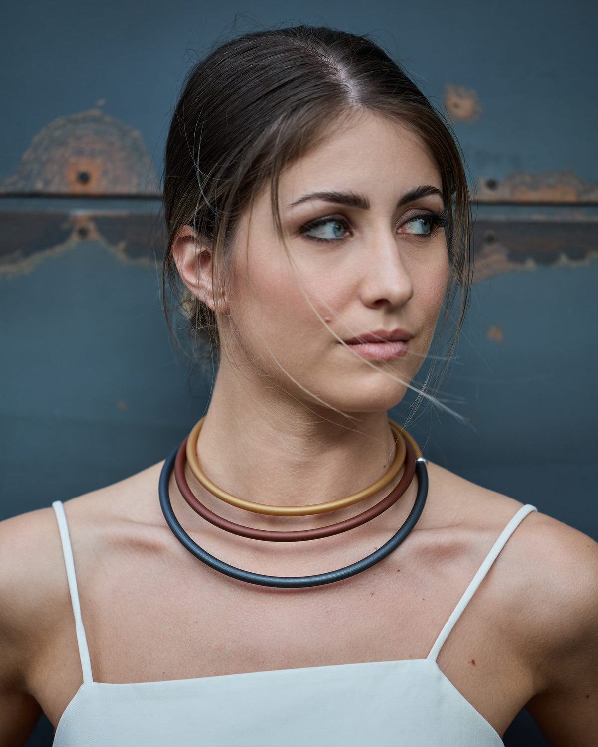 Donna con la Collana Zoe Rubber