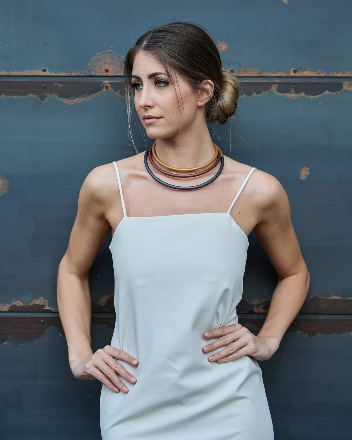 Donna con la Collana Zoe Rubber